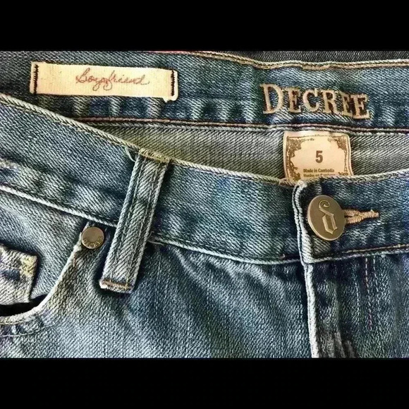 Decree Boyfriend Fit Dark Wash Distressed Jeans Size 5 - Picture 4 of 6